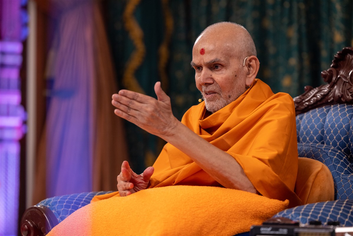 Swamishri narrating an emotional episode from the life of Yogiji Maharaj
