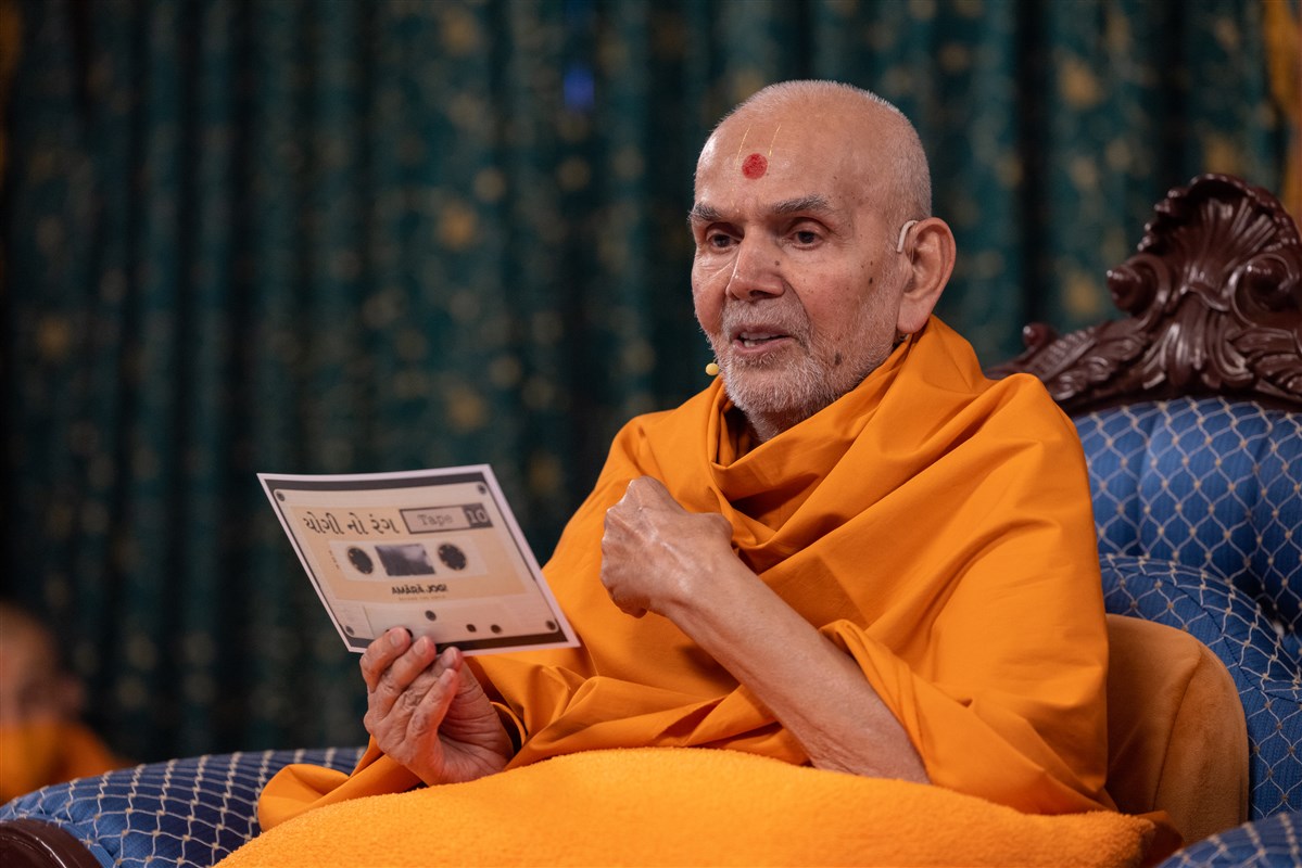Swamishri revealing how to more fully understand Yogiji Maharaj
