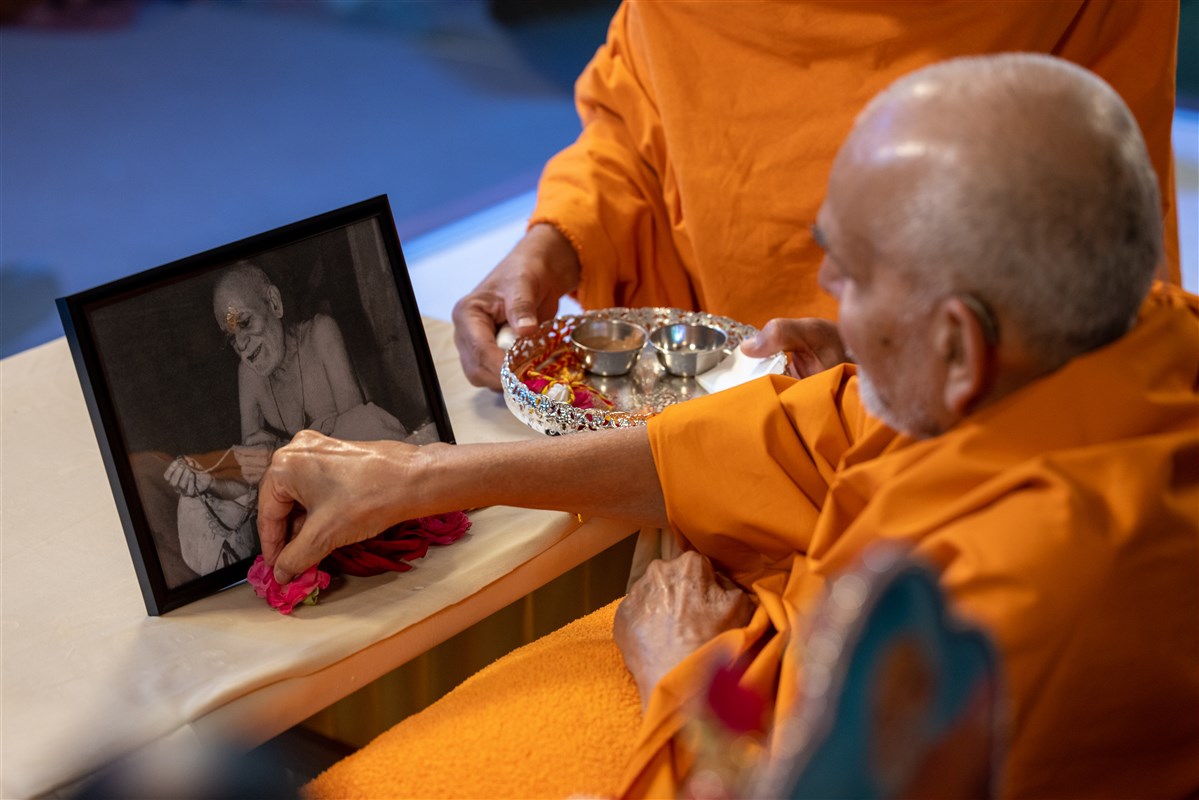 Swamishri performs the pujan of Yogiji Maharaj