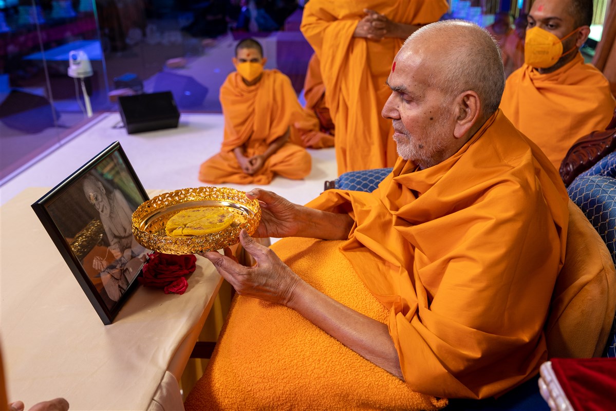 Swamishri offers the puran poli to Yogiji Maharaj