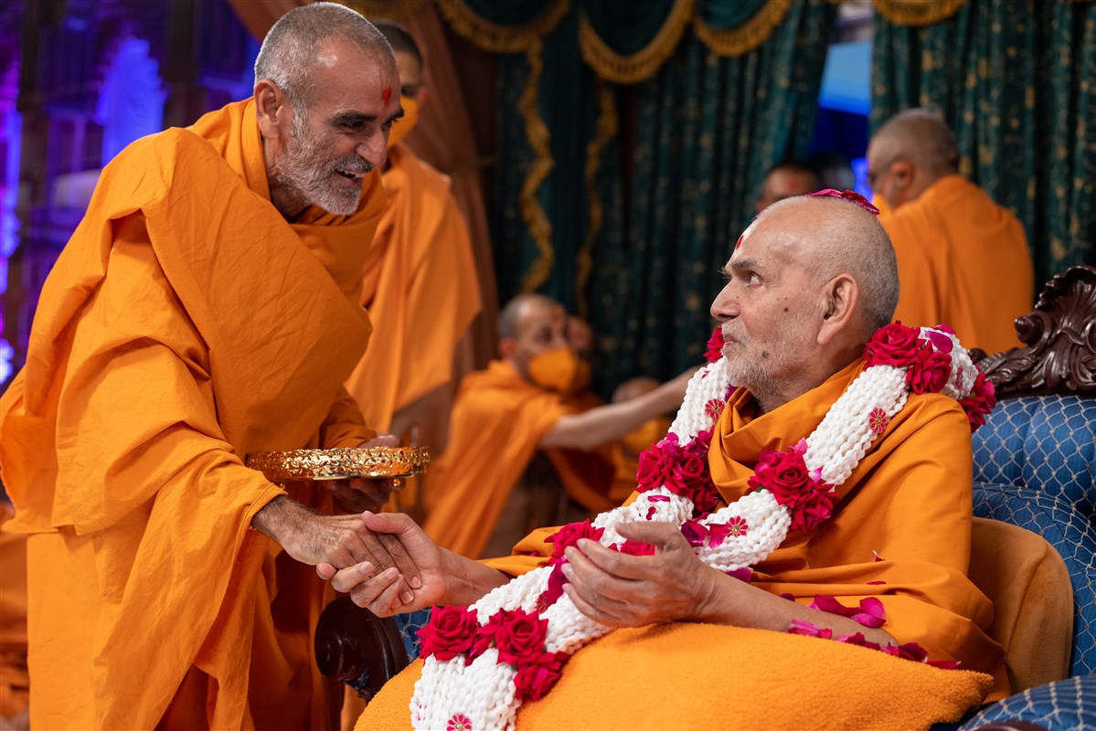 Swamishri interacts with Anandswarupdas Swami