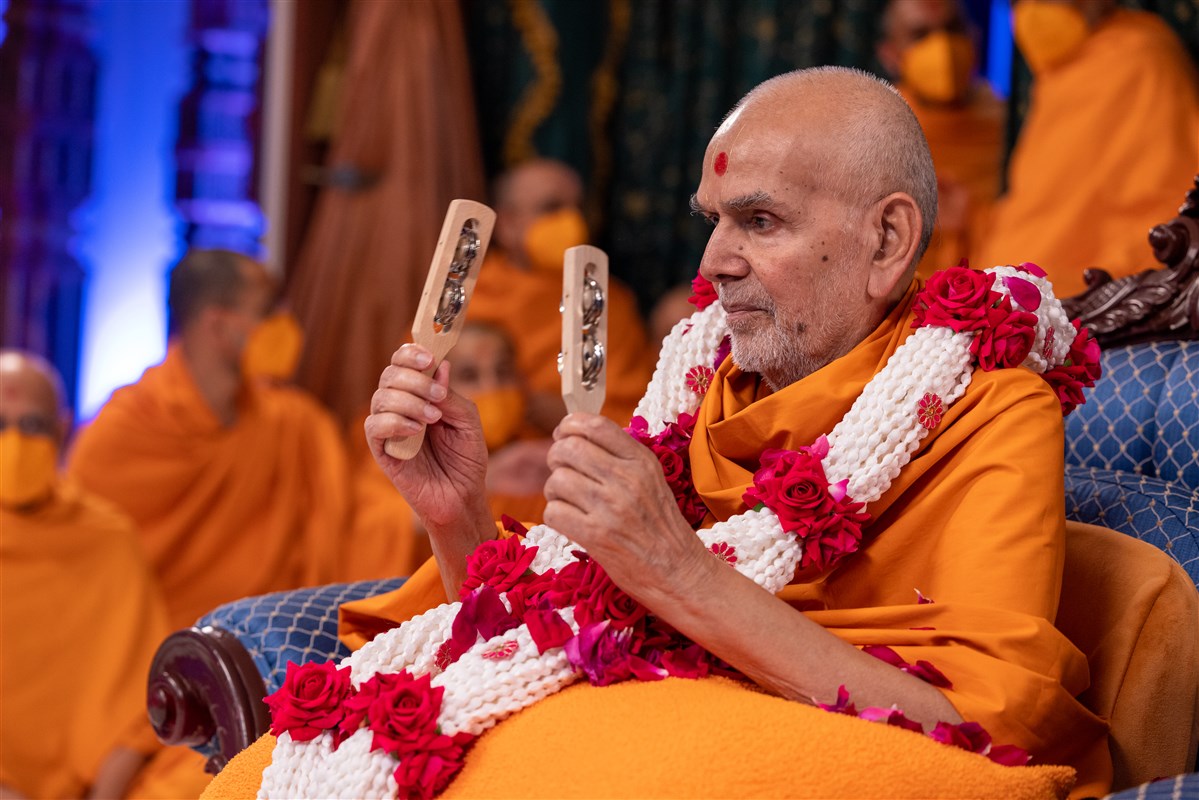 Swamishri plays the kartals to the sound of Pramukh Swami Maharaj singing, <i>‘Yogī āvo te rang mune shid lagādyo’</i>