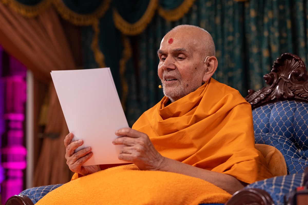 Swamishri reads the letter he wrote to Yogiji Maharaj earlier in the day