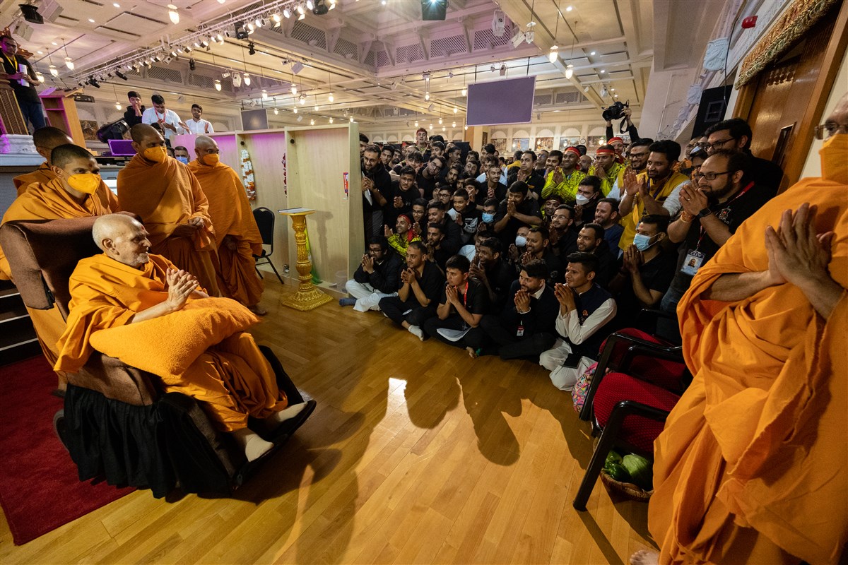 Swamishri blesses some of the cast and crew of the festival programme as he departs from the hall