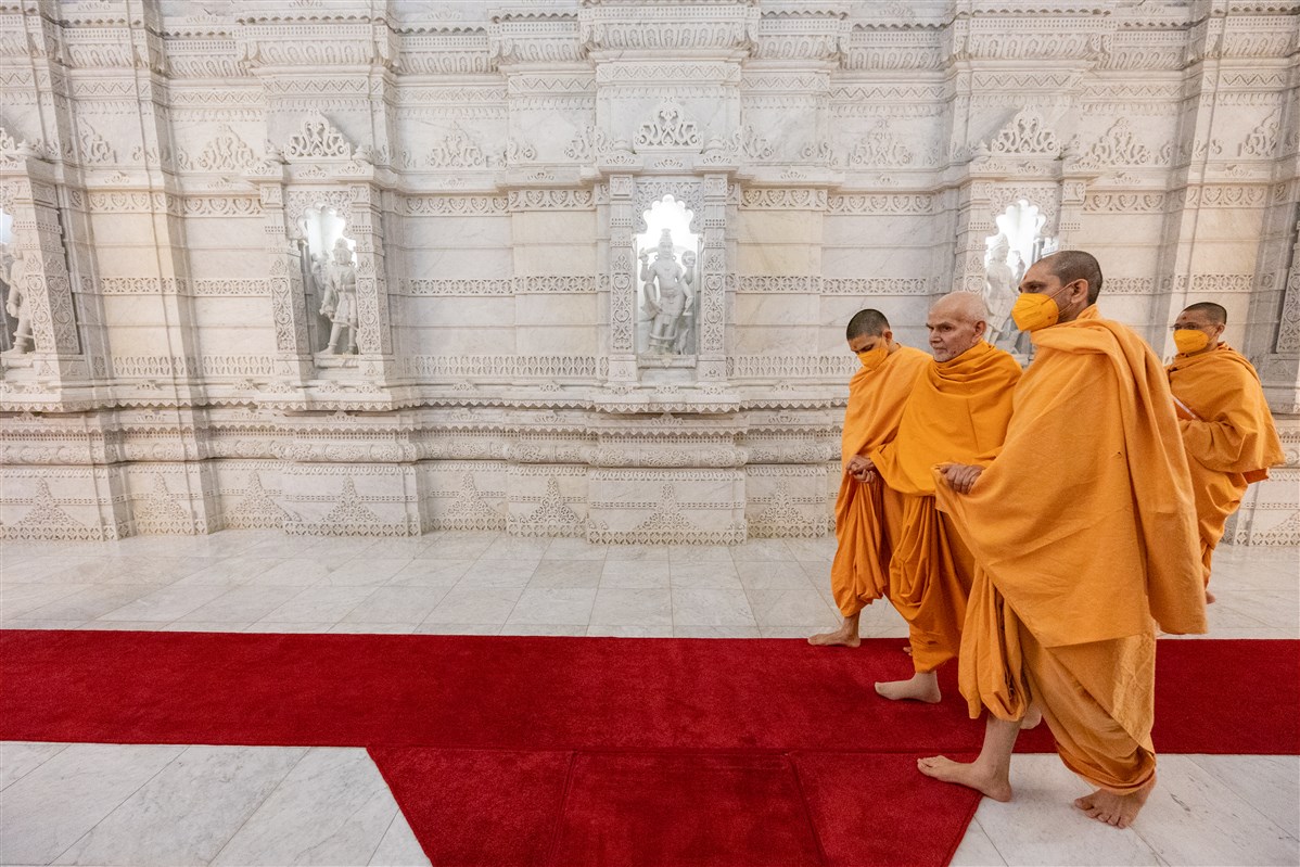 Param Pujya Mahant Swami Maharaj arrives in the upper sanctum for darshan in the morning