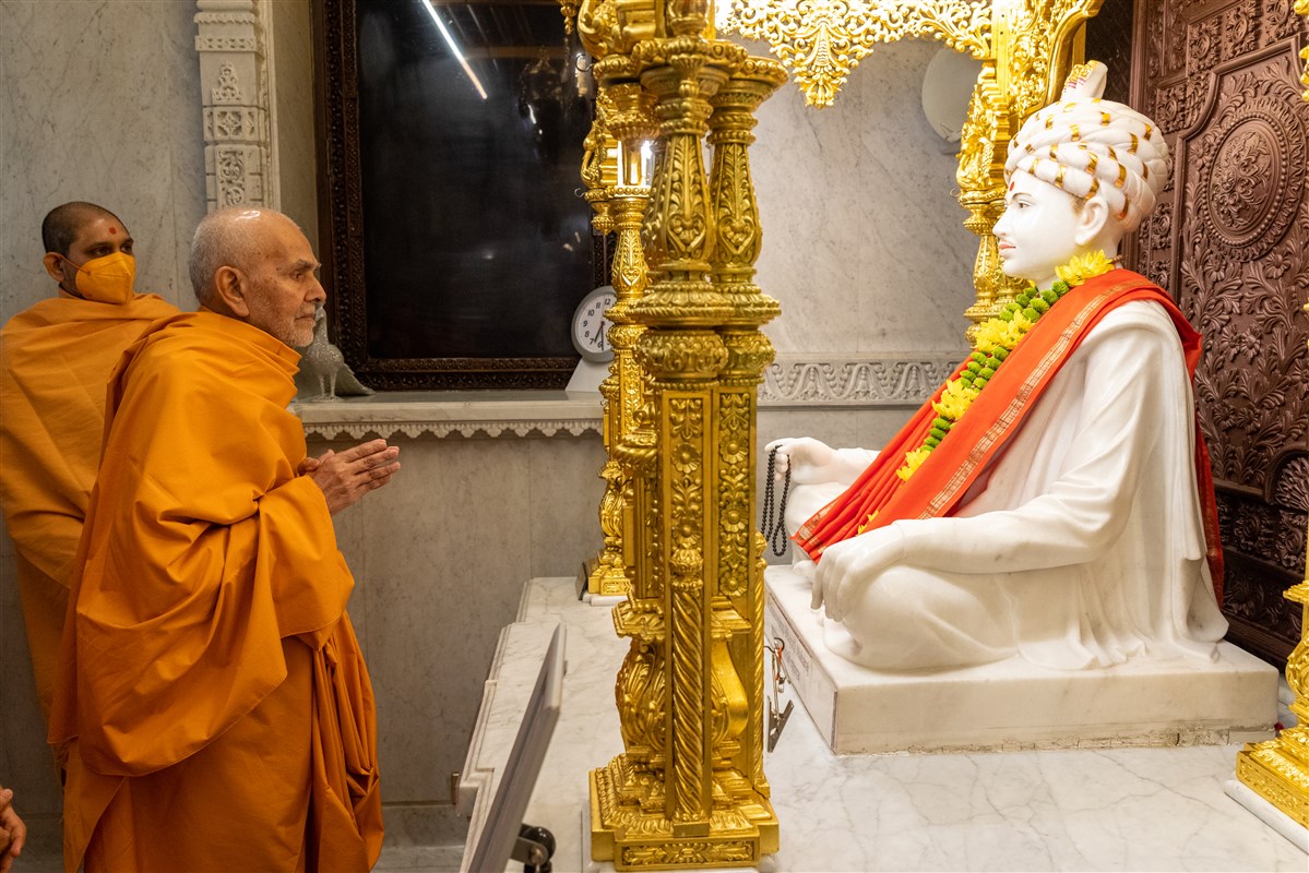 Swamishri engrossed in the darshan of Bhagatji Maharaj