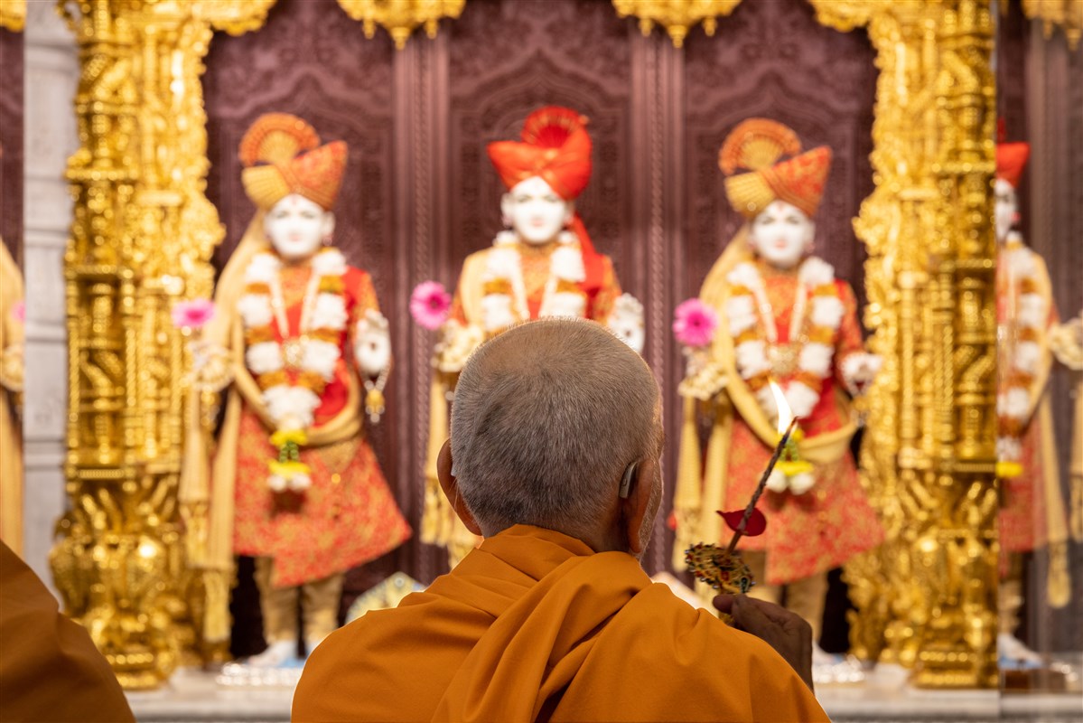 Swamishri performs the morning arti at the central shrine