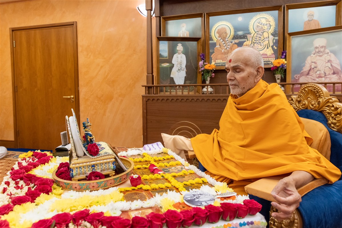Swamishri turns the mala as he remains engrossed in his puja