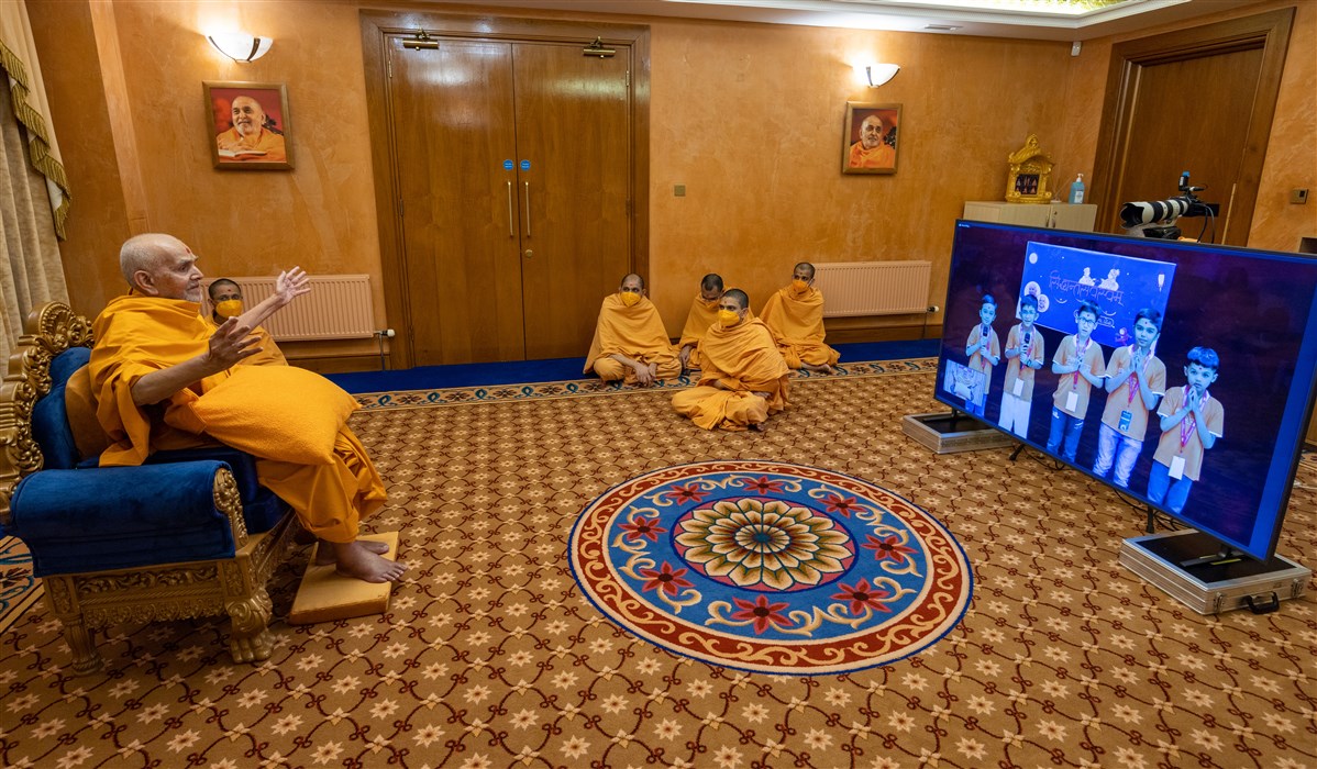 Swamishri blesses the children who have memorised the entire Satsang Diksha and Siddhant-Sudha karikas