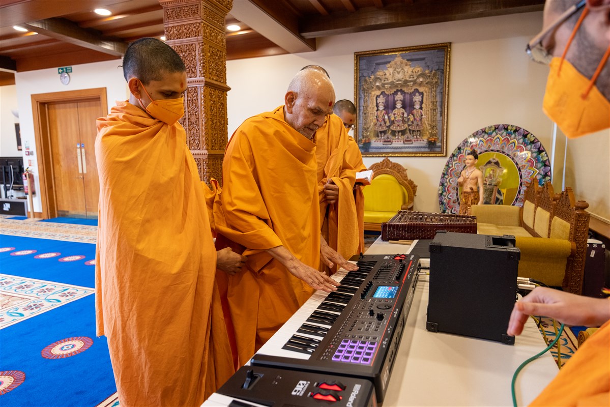 Swamishri blessings a synthesizer