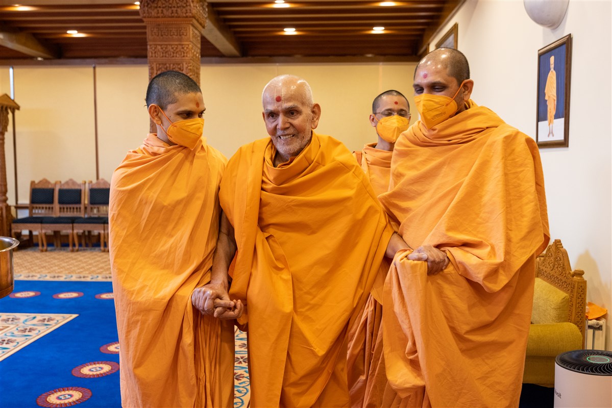 Swamishri shares a light moment with the swamis during his afternoon walk