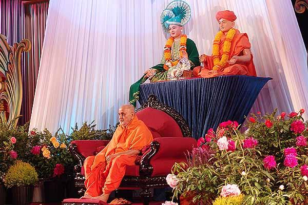Swamishri at the evening assembly
