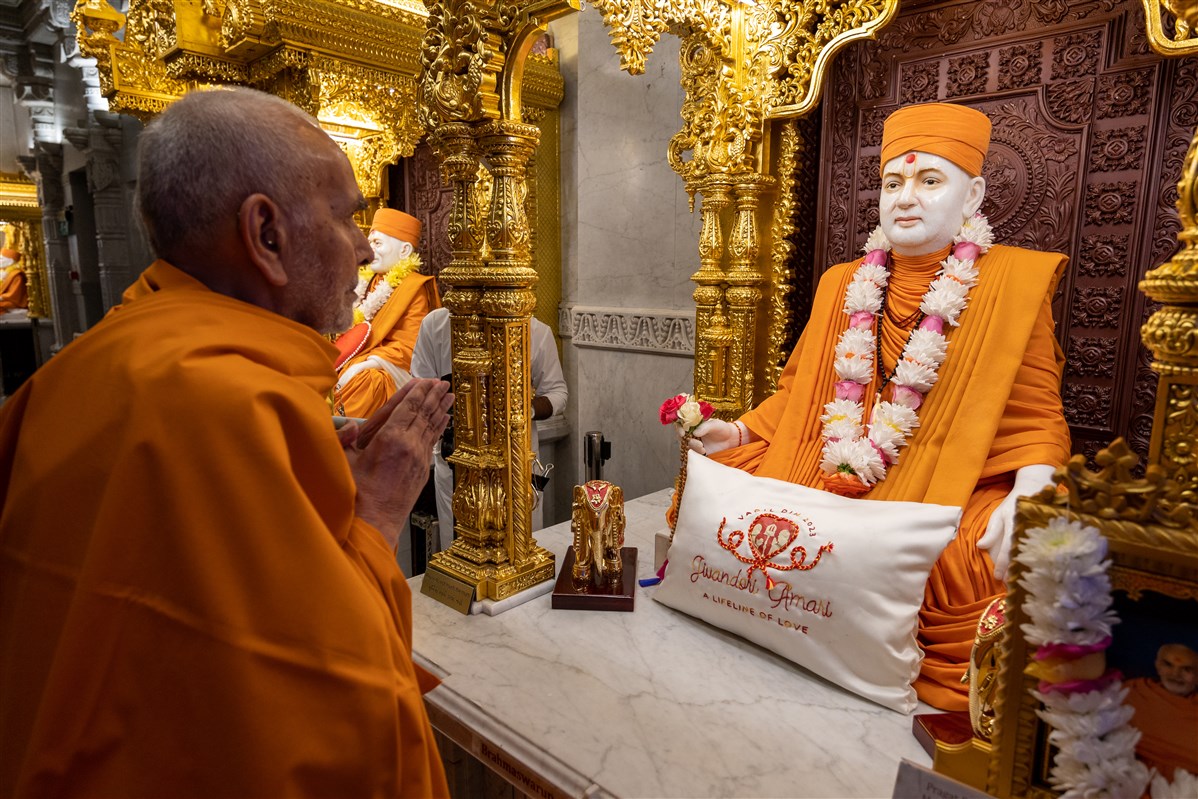 Param Pujya Mahant Swami Maharaj engrossed in the darshan of Pramukh Swami Maharaj