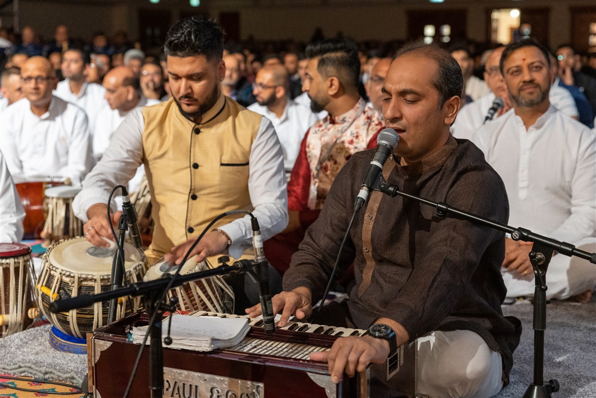 Renowned vocalist and music composer Shri Alap Desai sings kirtans in Swamishri's puja, accompanied on the tabla by Shri Gadhvi