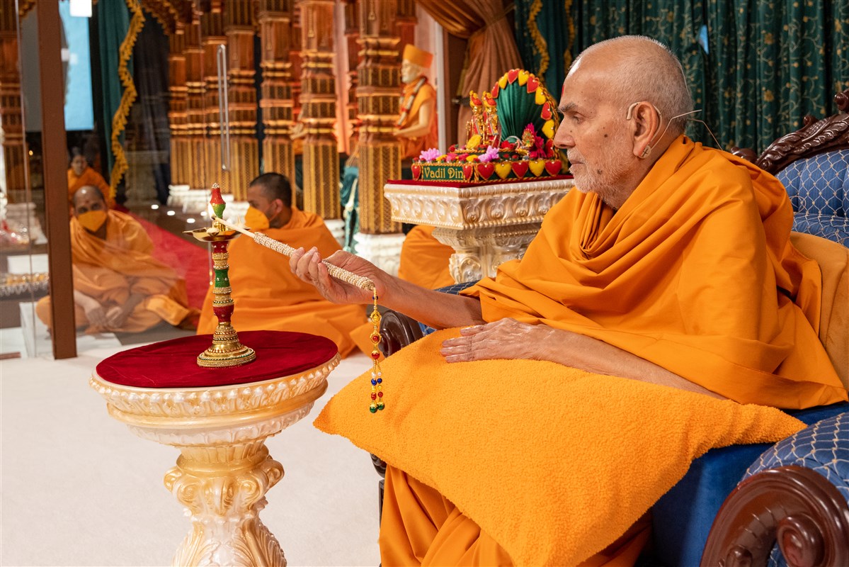 Swamishri inaugurates Vadil Din by lighting the traditional lamp