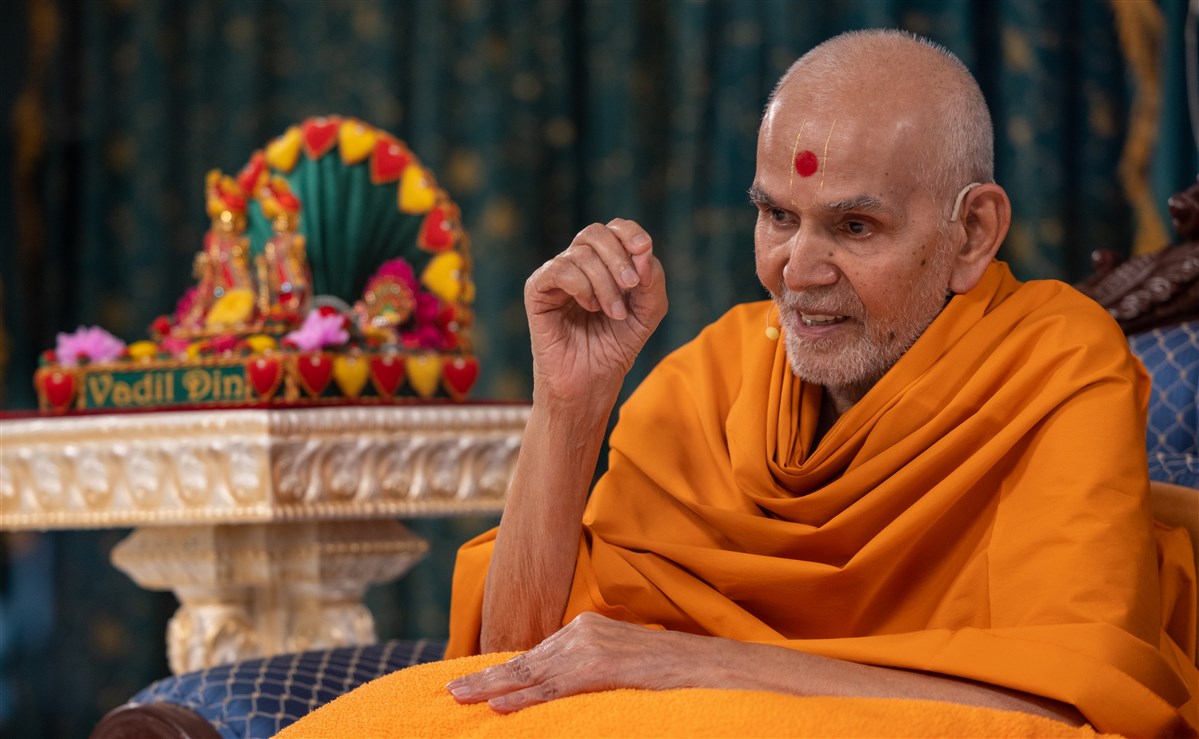 Swamishri responds in the interactive session