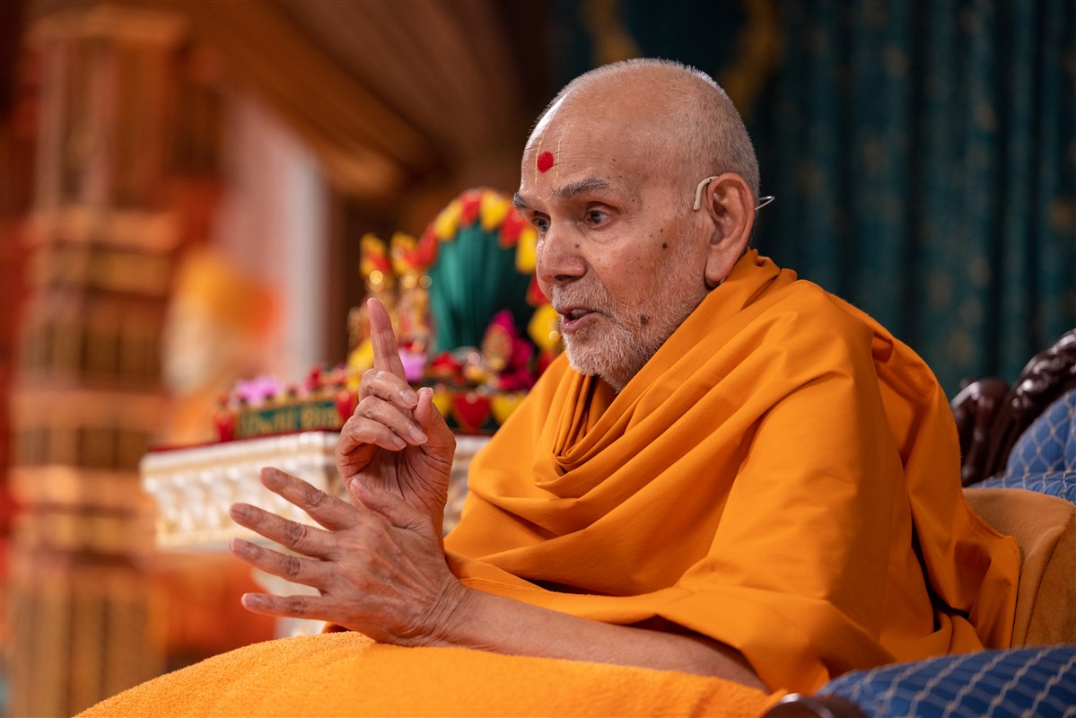 Swamishri engrossed in responding to the questions