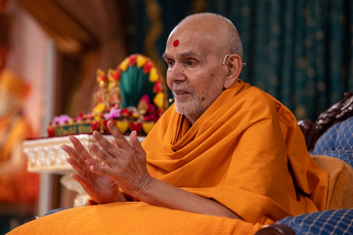 Swamishri responding to the questions