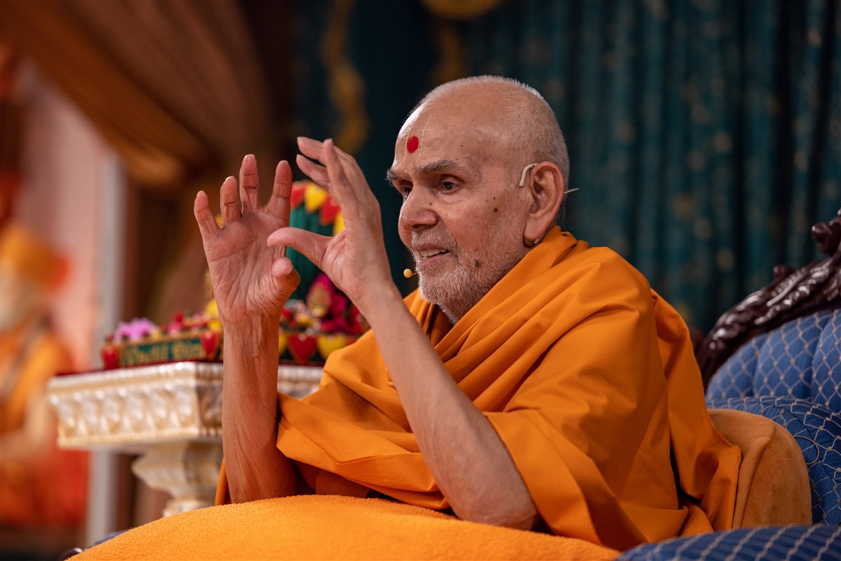 Swamishri responding to the questions