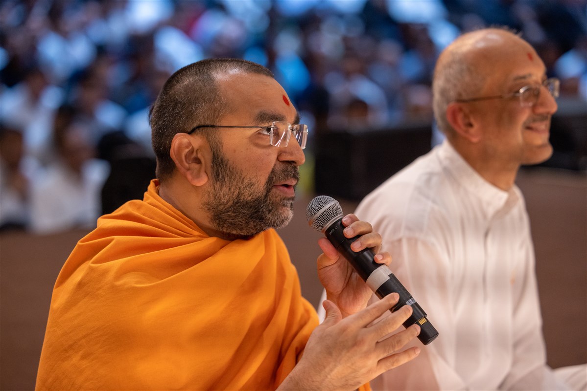 Yogikirtandas Swami and Yogeshbhai ask Swamishri various questions in an interactive session during the morning assembly