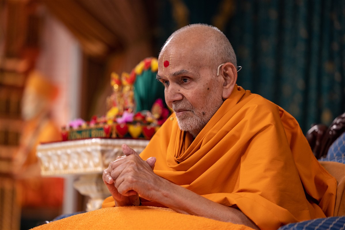 Swamishri listens attentively to the questions
