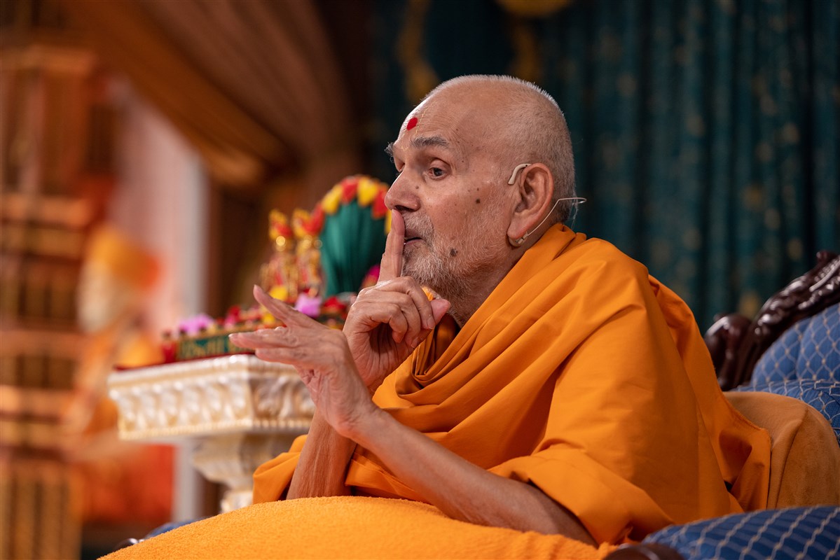 Swamishri responding to the questions with various gestures