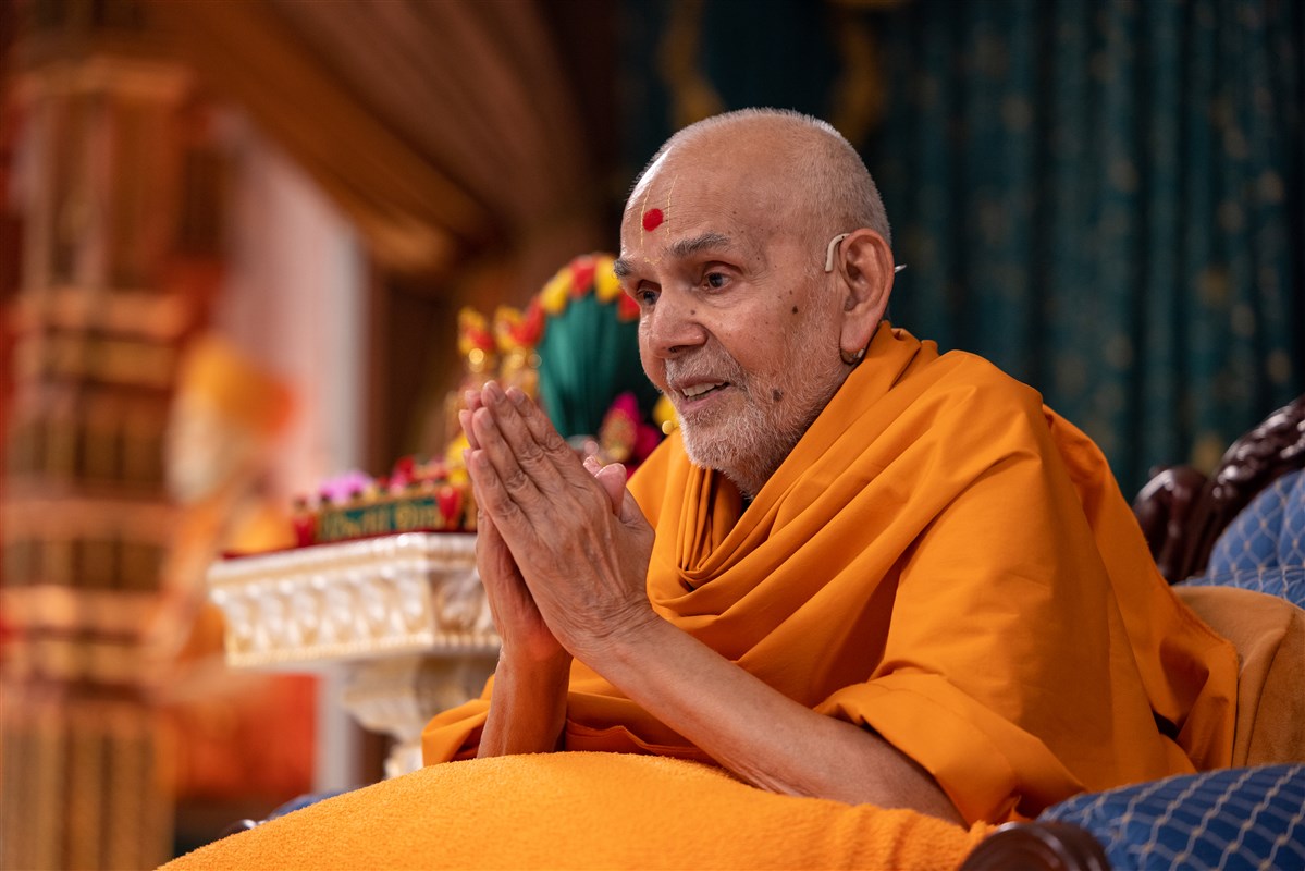 Swamishri responding to the questions with various gestures