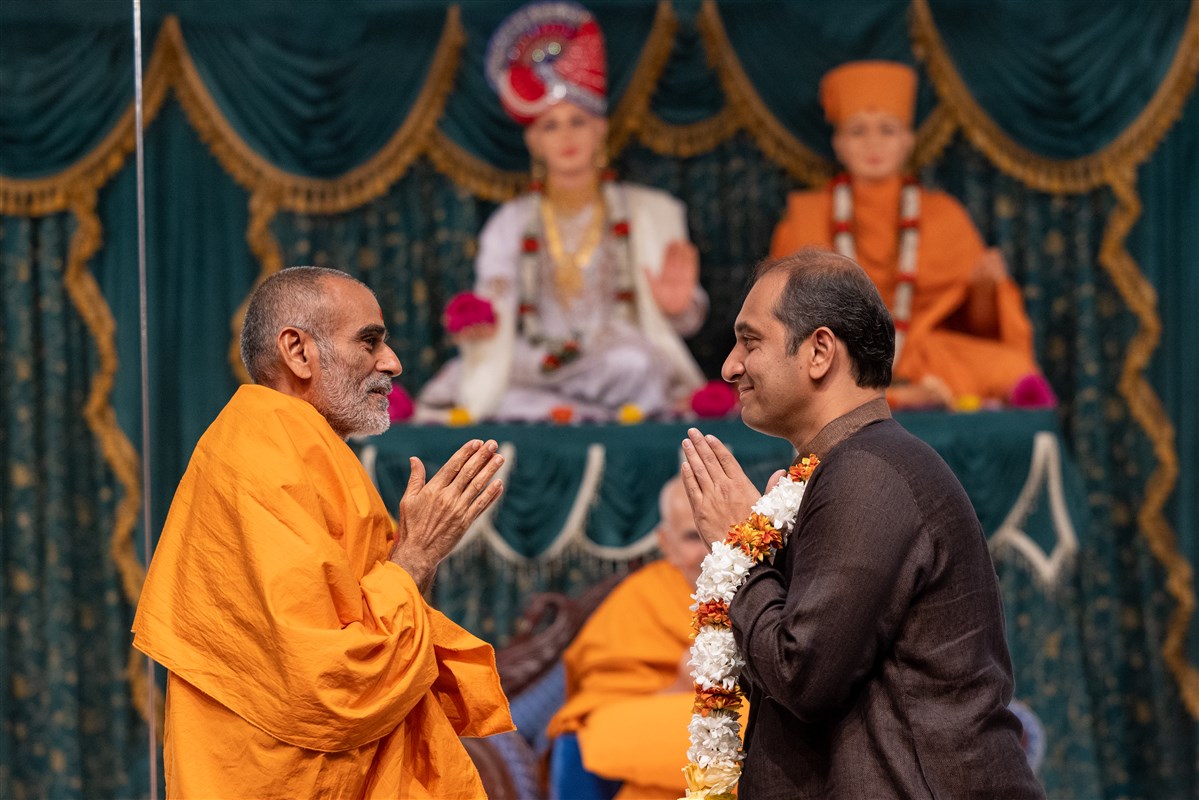 Anandswarupdas Swami honours Shri Alap Desai on behalf of Mahant Swami Maharaj