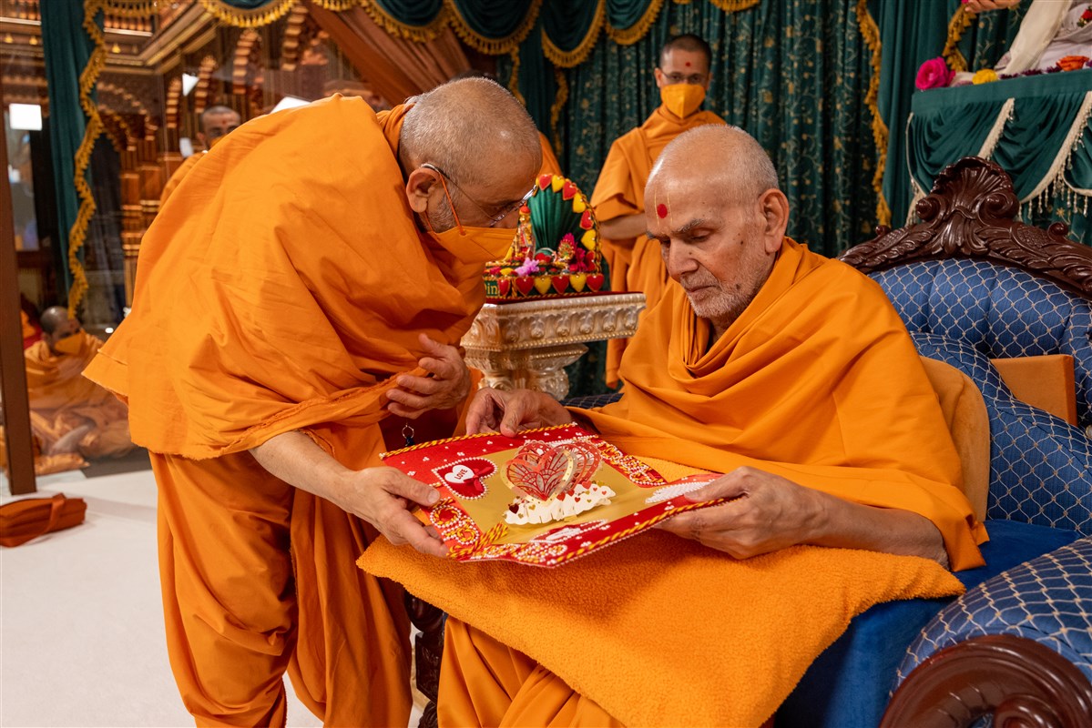 Swamishri observes the decorative card