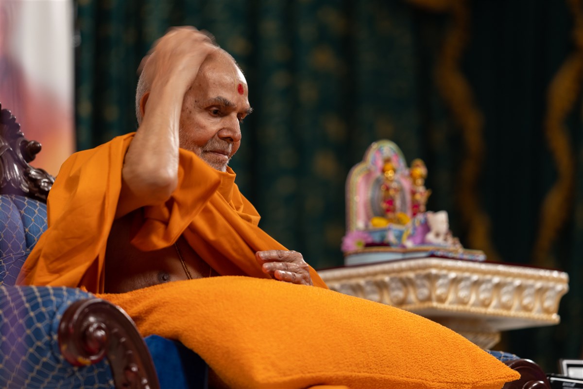 Swamishri showed the audience how Yogiji Maharaj would vigorously rub his head