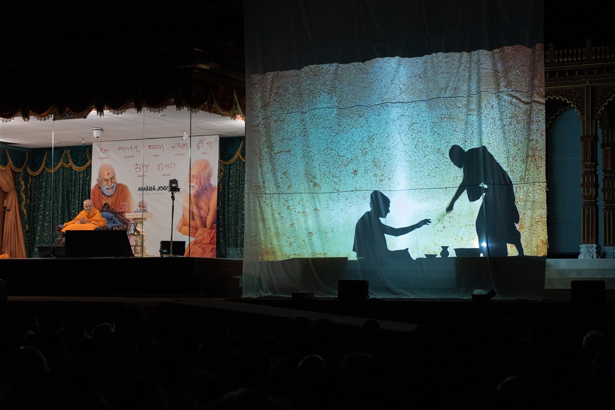 A shadow play commenced depicting episodes exemplifying Yogiji Maharaj’s tolerance