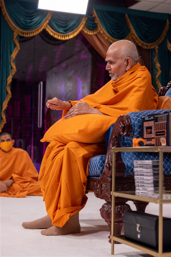 Swamishri vividly recounted a prasang about the scar on Yogiji Maharaj’s leg, as it had been narrated to him by Yogiji Maharaj