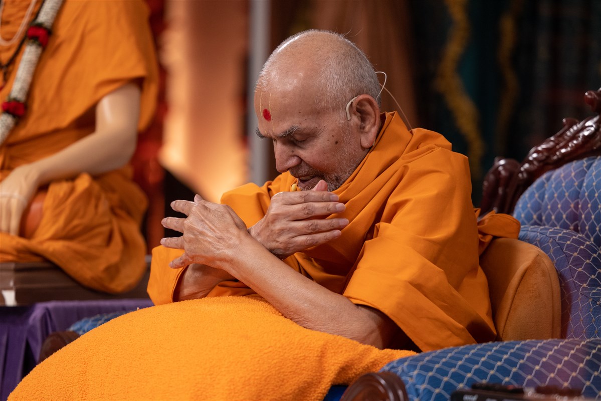 Swamishri embraced everyone in the audience after describing Yogiji Maharaj’s selfless spiritual love