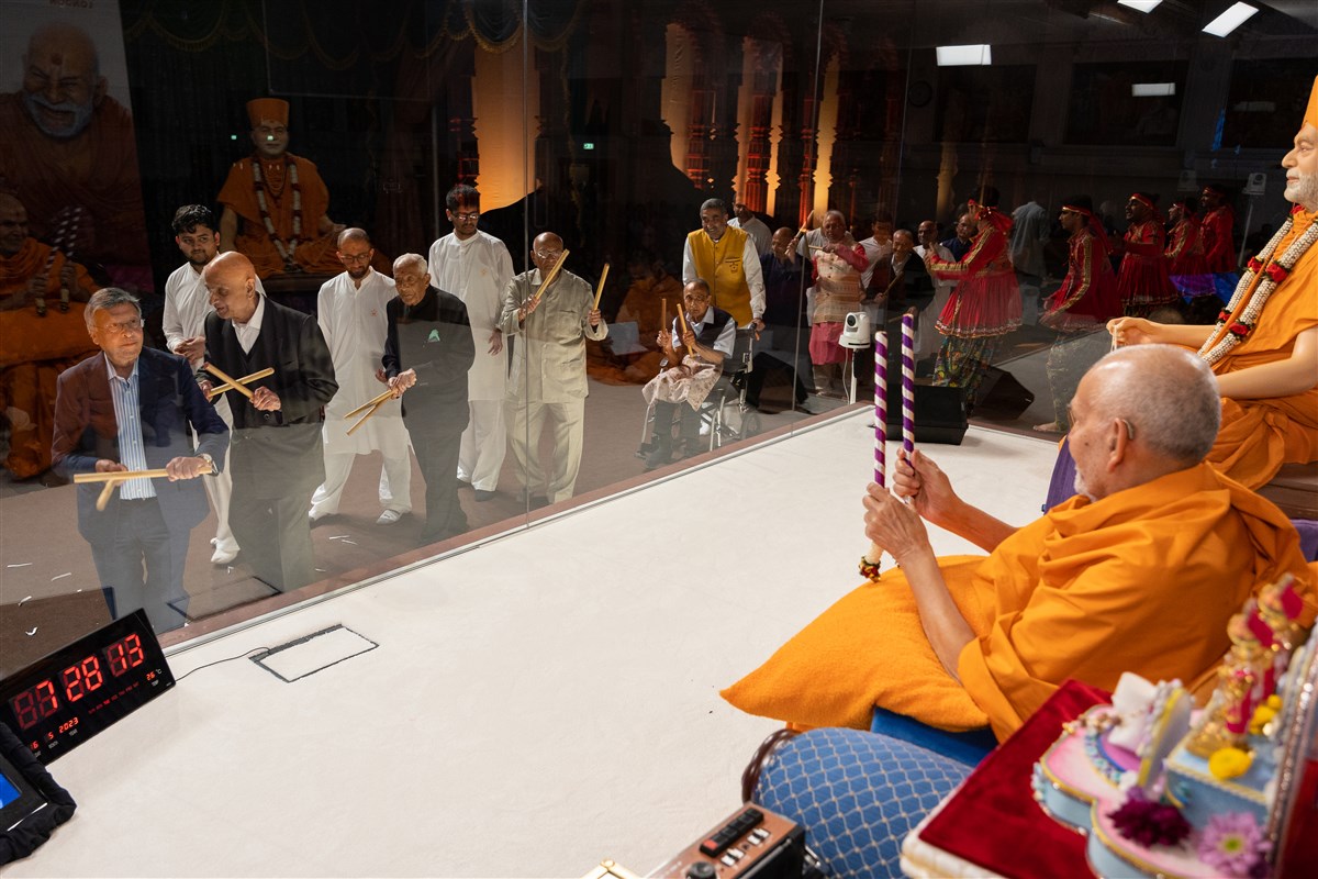 Swamishri played raas with elderly devotees from Yogiji Maharaj’s time
