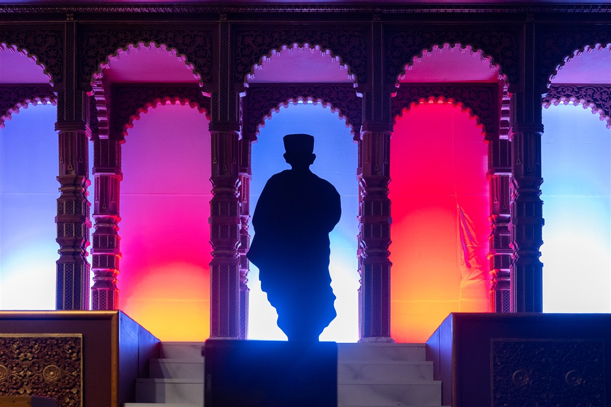 A silhouette of Mahant Swami Maharaj was shown on the stage, showing the Pragat Guru as being Yogiji Maharaj’s legacy
