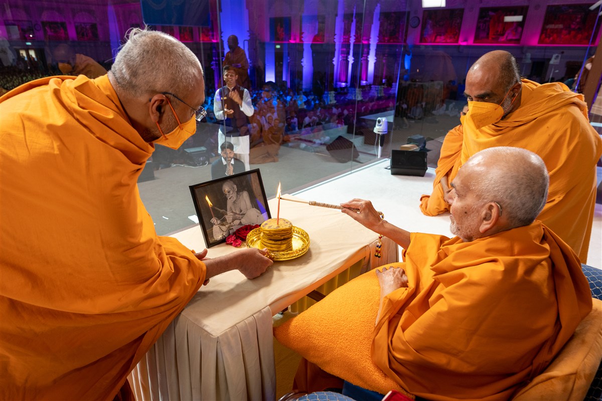 Swamishri lit a candle on a plate of puran poli, on the occasion of Yogi Jayanti