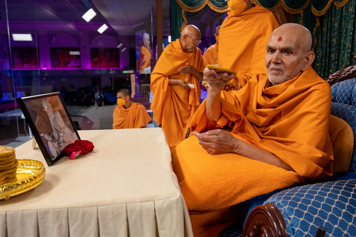 Swamishri lovingly offered puran poli to all the devotees in the audience