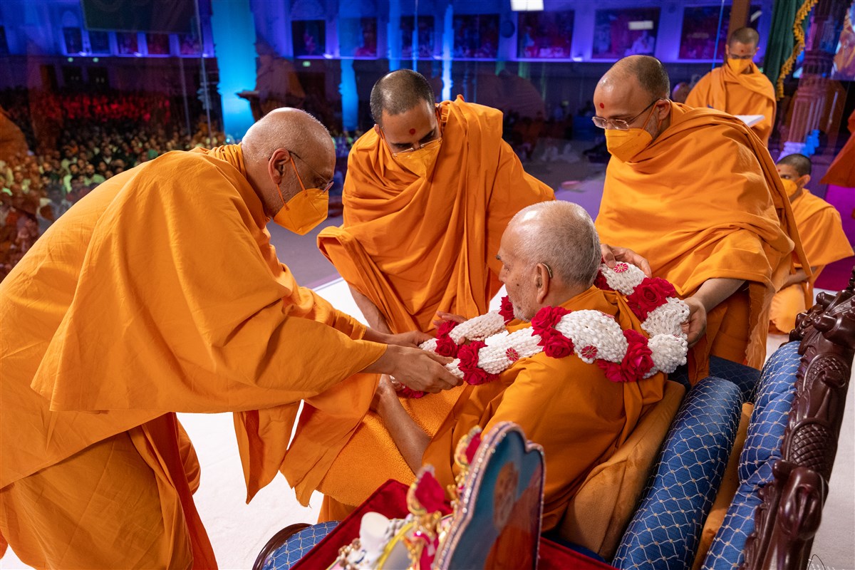 Swamis honoured Swamishri with a decorative garland