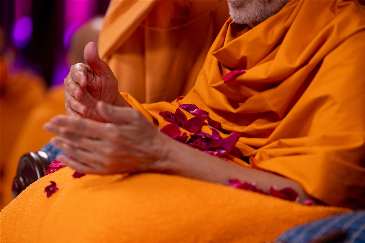 Swamishri was showered with rose petals