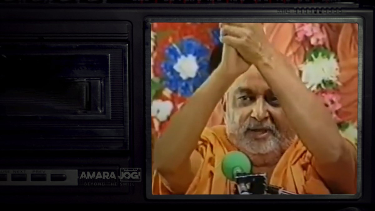 ...which played a video of Pramukh Swami Maharaj singing <i>‘‘Yogī āvo te rang mune shid lagādyo’</i> from 1988 in London