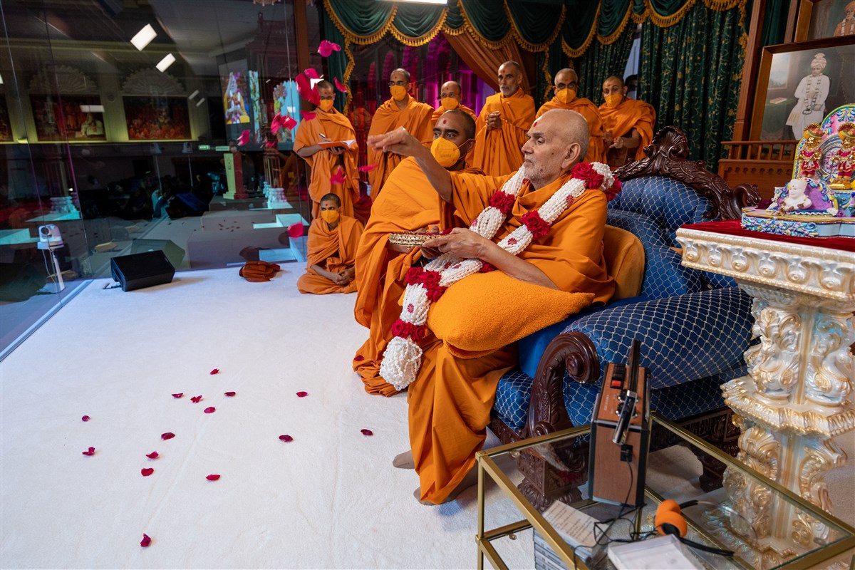 Swamishri showered rose petals on all the devotees in the assembly