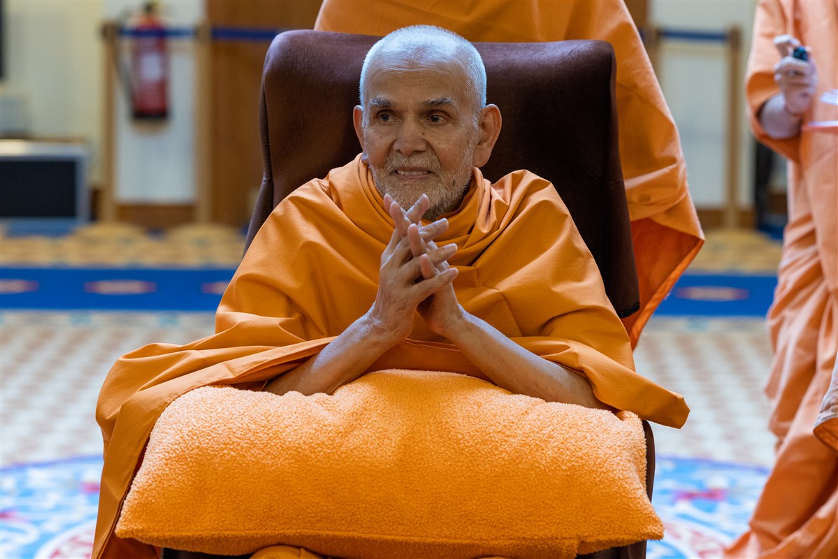 Param Pujya Mahant Swami Maharaj on his way to the upper sanctum for darshan in the morning