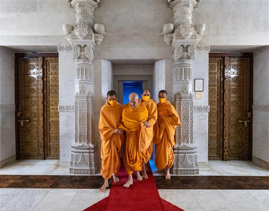 Swamishri arrives in the upper sanctum for darshan