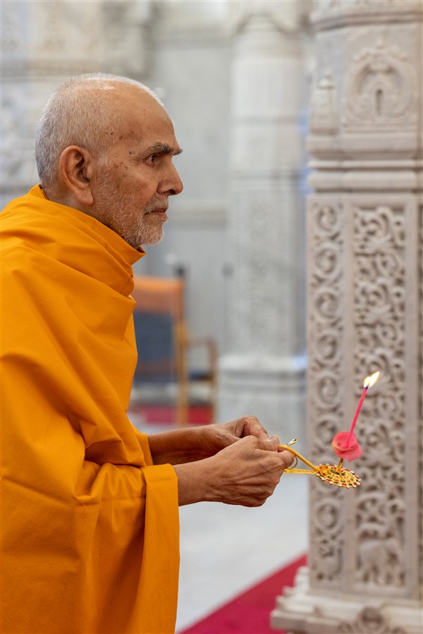 Swamishri performing the morning arti
