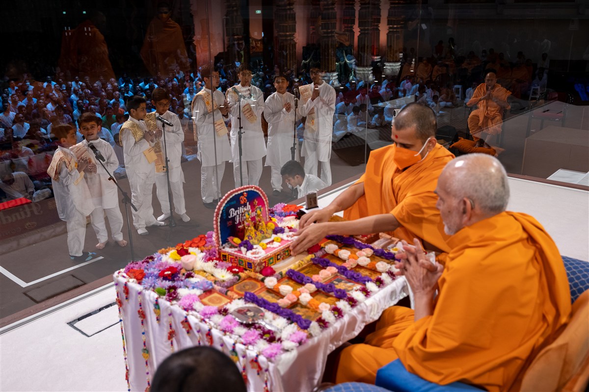 Children recite scriptural passages as Swamishri commences his puja