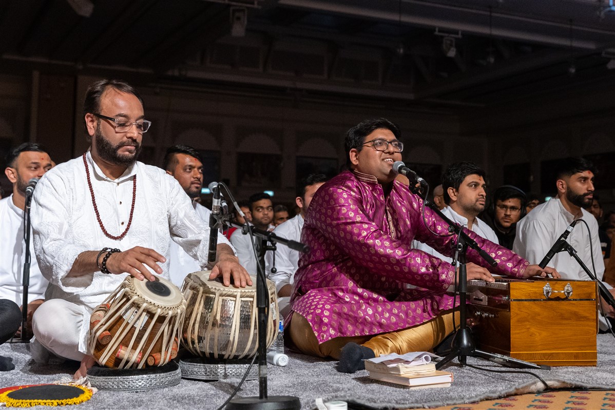 Acclaimed vocalist Nirmal Joshi and tabla-player Manjeet Rasiya perform during Swamishri's puja