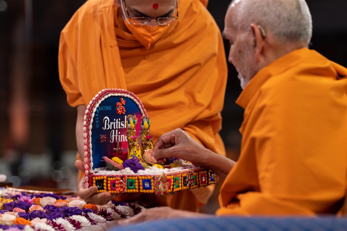 Swamishri offers the rose to Shri Harikrishna Maharaj and Shri Gunatitanand Swami Maharaj