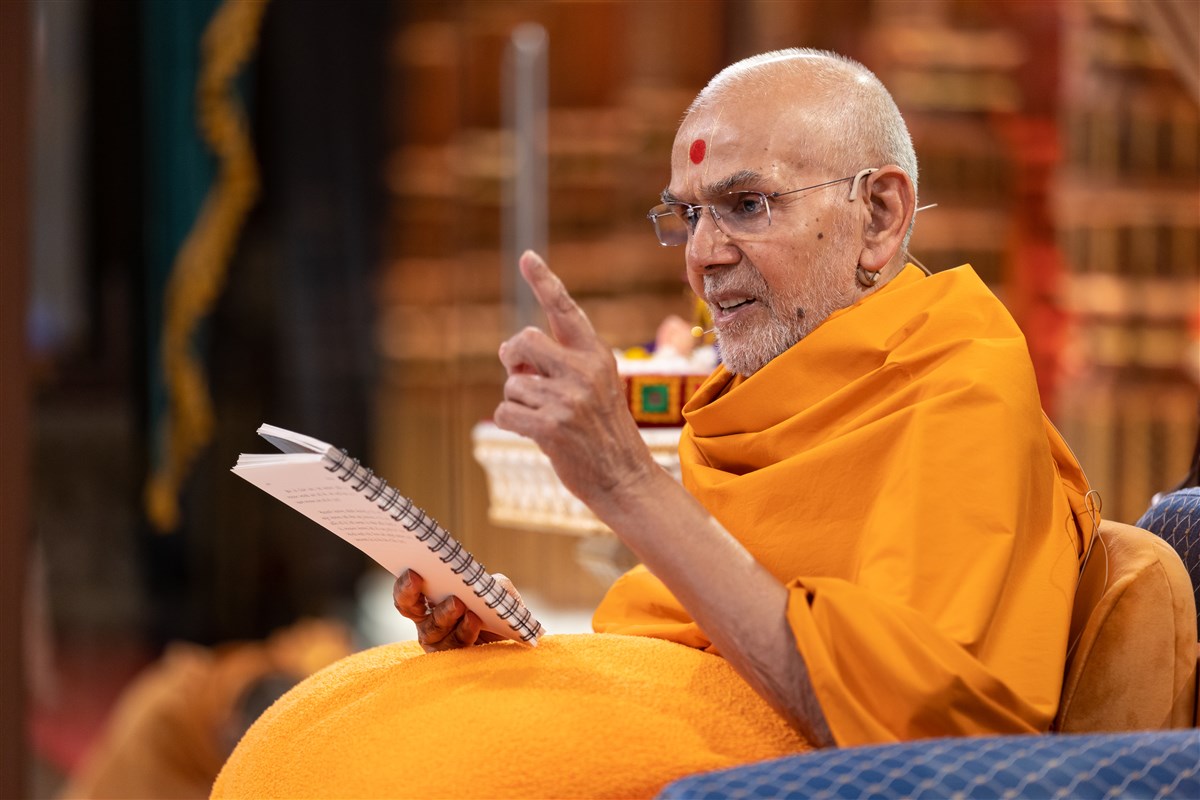 Swamishri engrossed in delivering the discourse