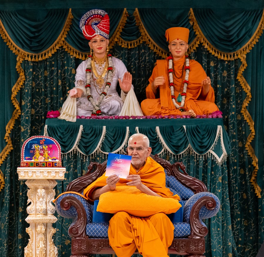 Swamishri shares the invitation with the assembly