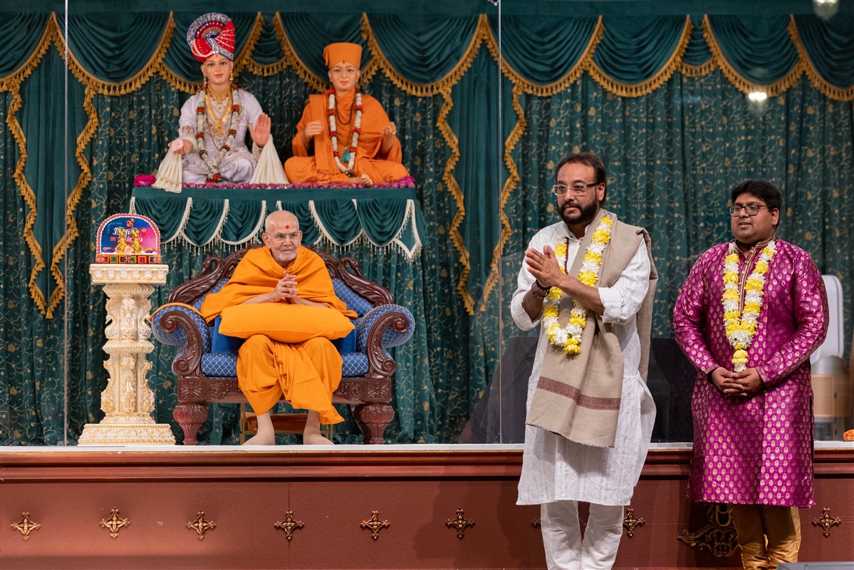 Swamishri blesses the musical artists Nirmal Joshi and Manjeet Rasiya
